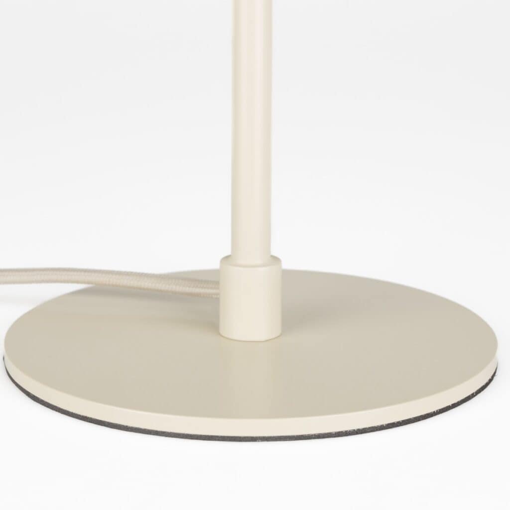 Detaljbild av bordslampa WUBBO beige från Hemlängtan, lampfot i metall med tygklädd sladd.