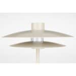 Närbild av bordslampa WUBBO beige från Hemlängtan, med skiktade metallskärmar i tidlös design.