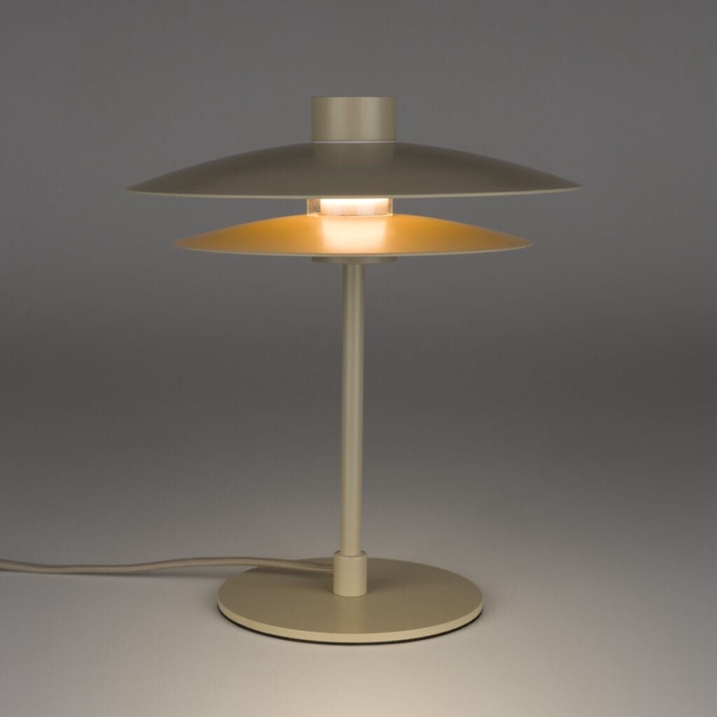 Bordslampa WUBBO beige från Hemlängtan, tänd lampa som sprider ett varmt och mjukt ljus genom sina skiktade skärmar.