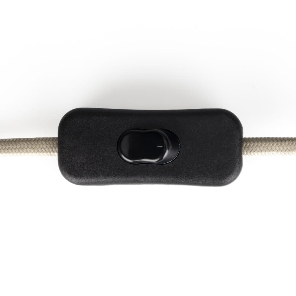 Strömbrytare till bordslampa WUBBO beige från Hemlängtan, svart knapp på tygklädd sladd.