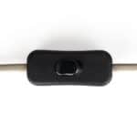 Strömbrytare till bordslampa WUBBO beige från Hemlängtan, svart knapp på tygklädd sladd.