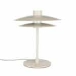 Bordslampa WUBBO beige i metall från Hemlängtan, stilren lampa med mjuka skärmar som sprider ett behagligt ljus.