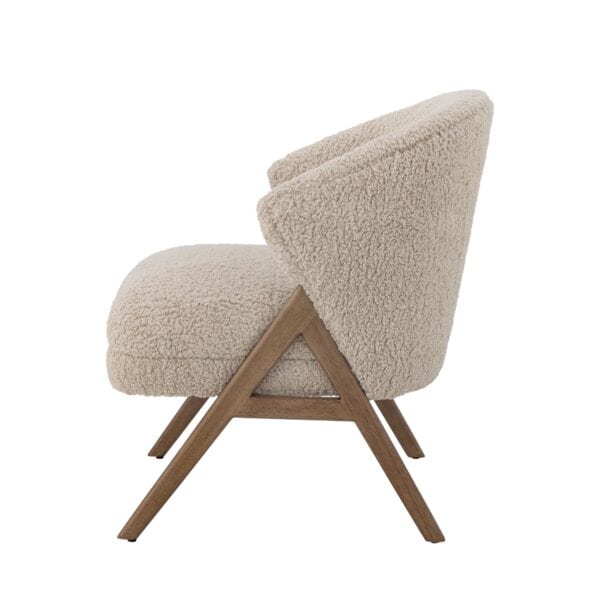 Camino fåtölj i beige teddyklädsel med mörka träben i rubberwood från Bloomingville, sedd från sidan.