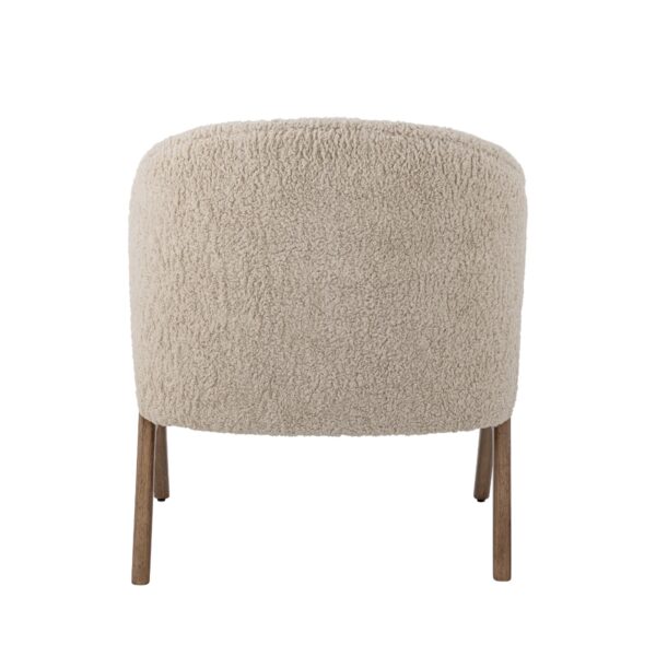 Camino fåtölj i beige teddyklädsel från Bloomingville, sedd bakifrån med ben i mörk rubberwood.