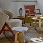 Camino fåtölj i beige teddyklädsel med mörka träben i rubberwood från Bloomingville, placerad i ett stilrent vardagsrum med naturliga träbord och dekorativa detaljer.