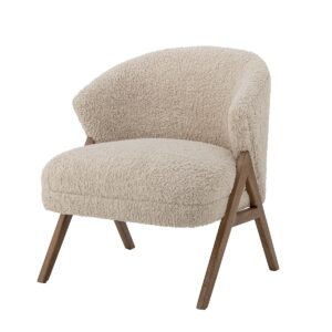 Camino fåtölj i naturfärg med mjuk, beige klädsel och mörka träben i rubberwood från Bloomingville.