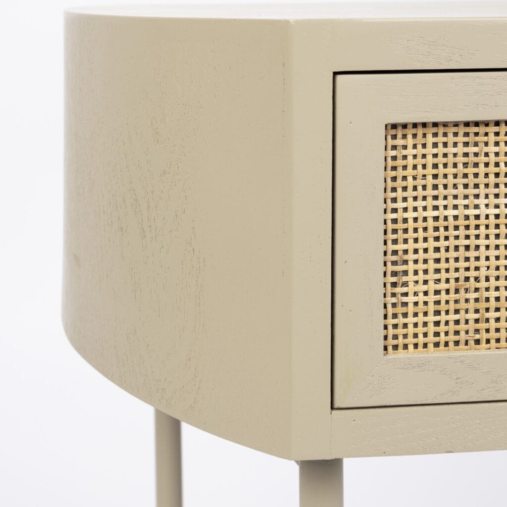 Detaljbild av sängbord AMAYA beige från Hemlängtan, närbild på trästruktur och låda med rottingfront.