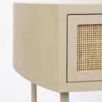 Detaljbild av sängbord AMAYA beige från Hemlängtan, närbild på trästruktur och låda med rottingfront.