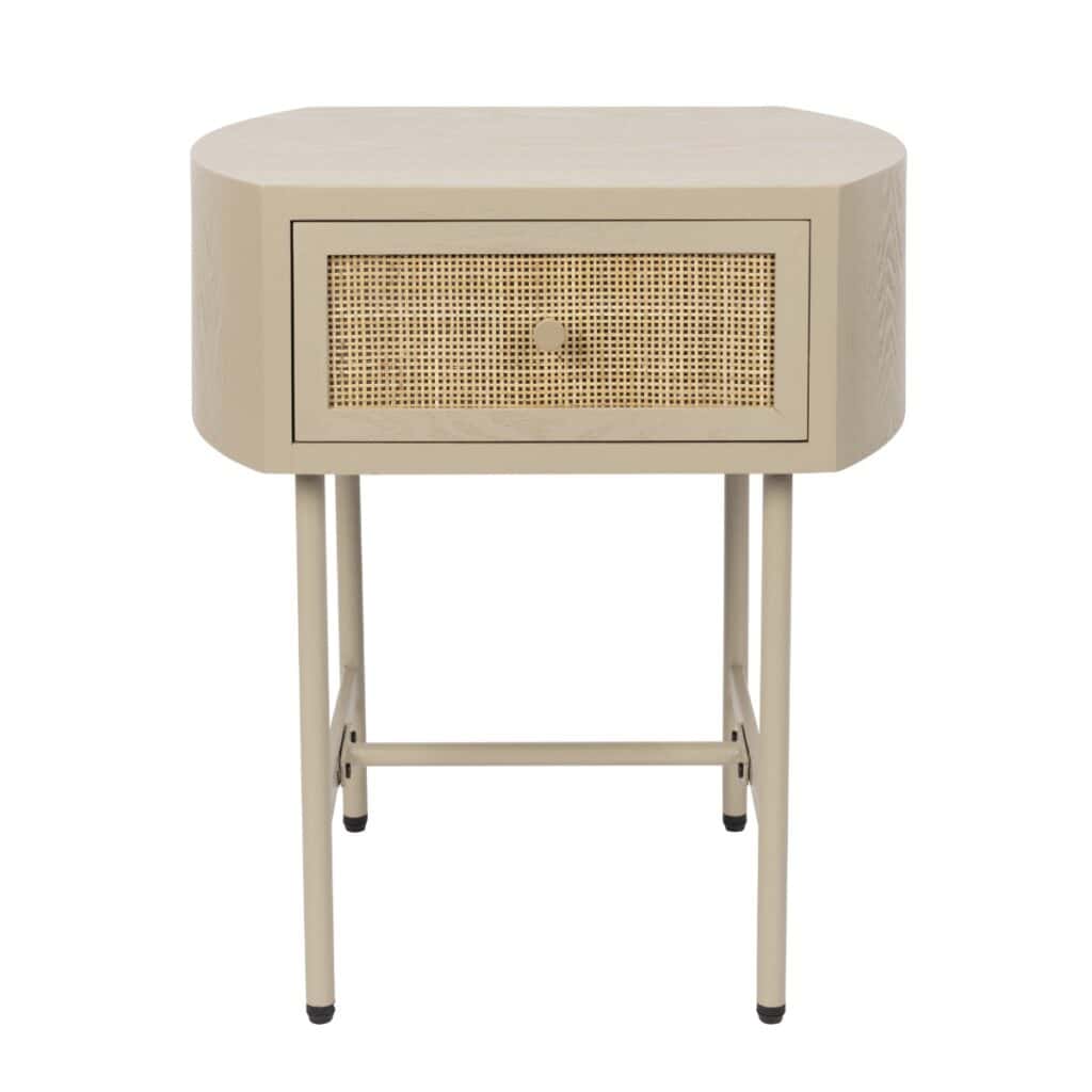 Sängbord AMAYA beige från Hemlängtan, stilrent nattduksbord med rottingfront och metallben.