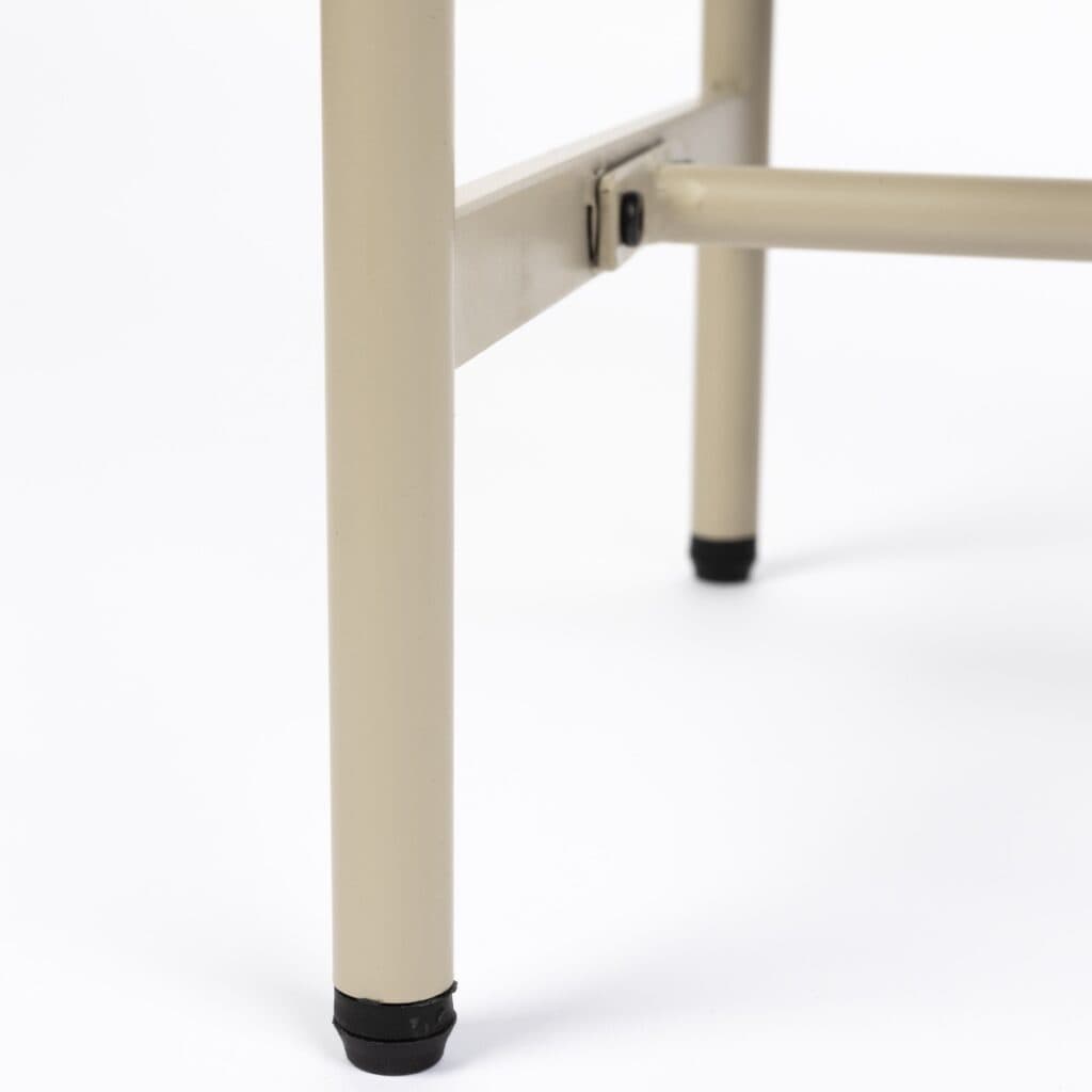 Detaljbild av sängbord AMAYA beige från Hemlängtan, närbild på de stabila metallbenen med skyddade fötter.