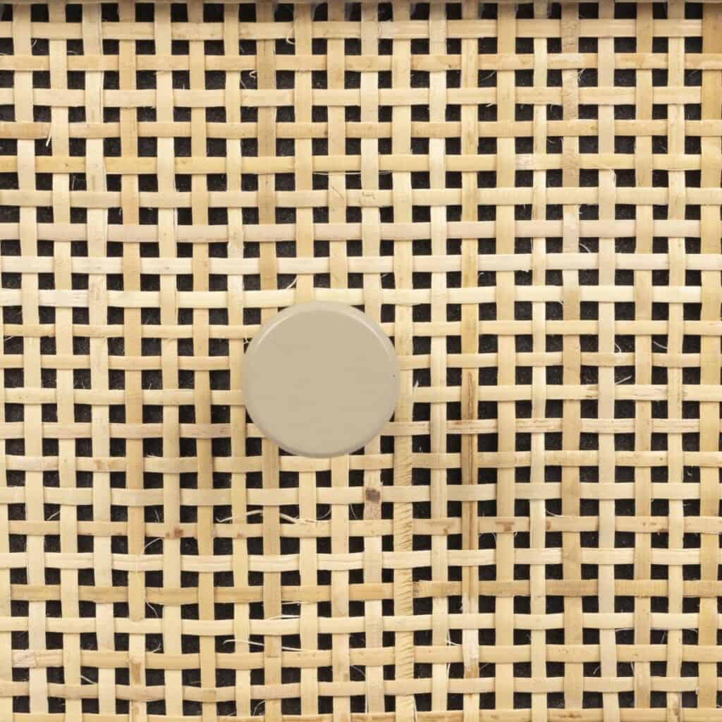 Närbild av sängbord AMAYA beige från Hemlängtan, rottingfront med beige knopphandtag.