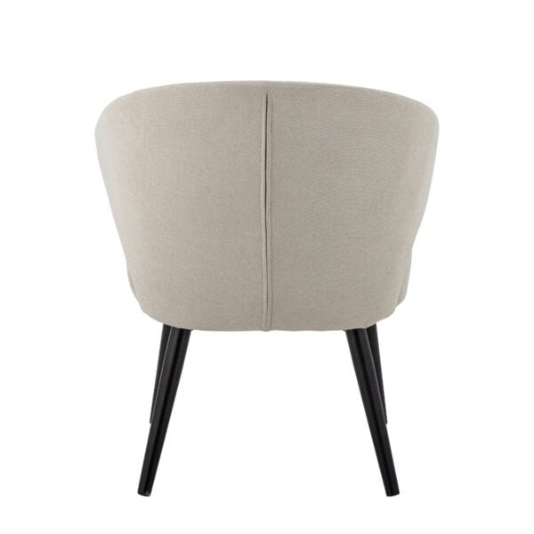 Stol Loon Beige Bloomingville – lounge-stol i beige tyg med svarta metallben, fotograferad bakifrån för att visa den rundade ryggdesignen.
