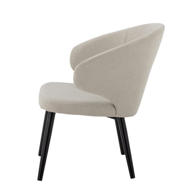 Stol Loon Beige Bloomingville – lounge-stol i beige tyg med svarta metallben, fotograferad från sidan för att visa ryggstödets form.