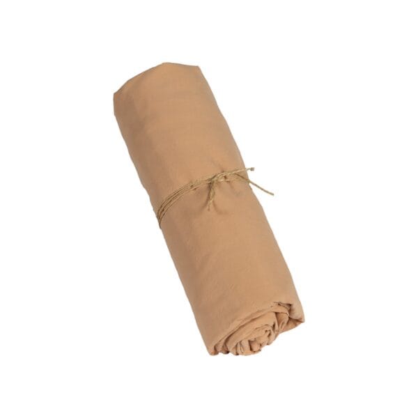 Underlakan i tvättad ekologisk bomull, färg Peach Pink, rullat och knutet med snöre – Storefactory.