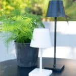 SIENA LED bordslampor i svart och vitt från Wikholm Form, uppladdningsbara och stänksäkra – perfekta för både inomhus- och utomhusbruk.