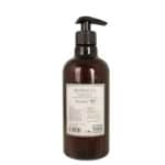 Baksida av flytande tvål Brobacka Pine Forest 500 ml från Strömshaga i mörk bärnstensfärgad pumpflaska, etikett med ingredienser och information.