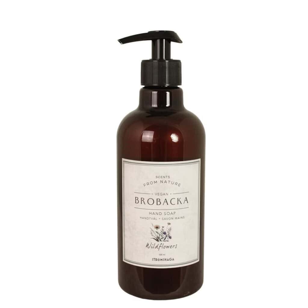Flytande tvål Brobacka Vildblommor 500 ml från Strömshaga i mörk bärnstensfärgad pumpflaska, vegansk handtvål med blommig och frisk doft.
