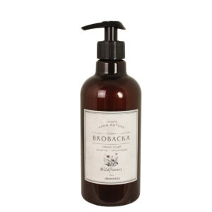 Flytande tvål Brobacka Vildblommor 500 ml från Strömshaga i mörk bärnstensfärgad pumpflaska, vegansk handtvål med blommig och frisk doft.