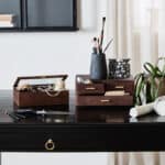 Puyo förvaringslåda med glaslock i mangoträ från Nordal på skrivbord – stilren förvaring för snören och småsaker.