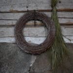 Kransstomme i naturmaterial 30 cm från Wikholm Form upphängd på vägg i rustik miljö