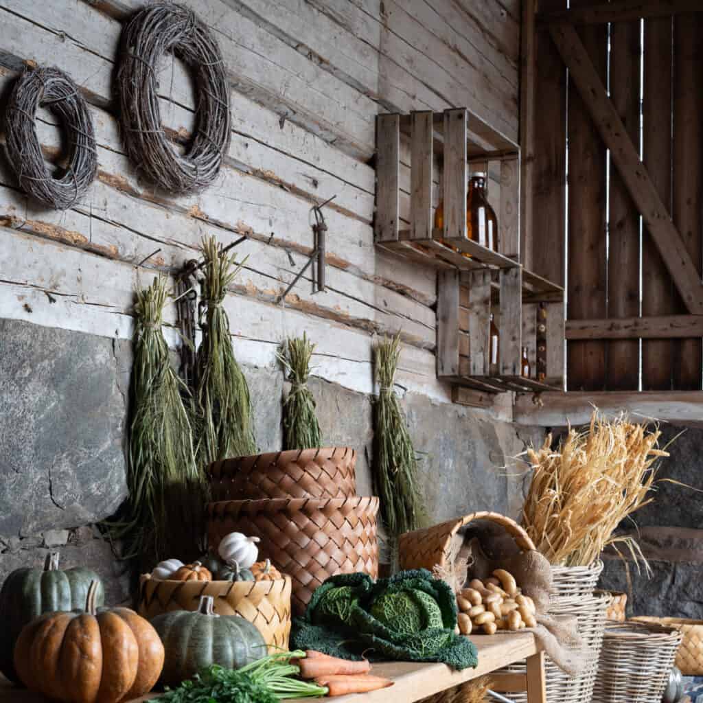 Rustik miljö med naturkransar från Wikholm Form, hängande på vägg i lantlig inredning