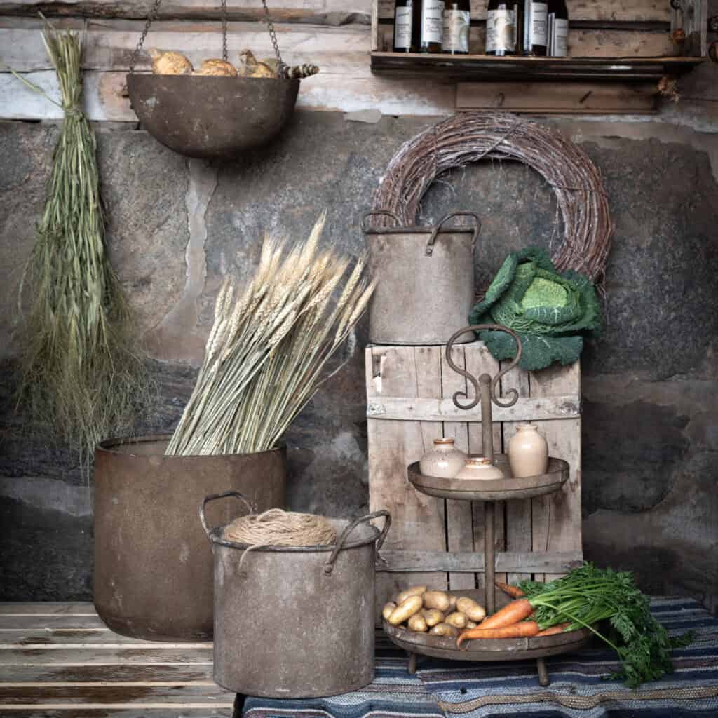 Kransstomme i naturmaterial 30 cm från Wikholm Form som dekoration i rustik miljö