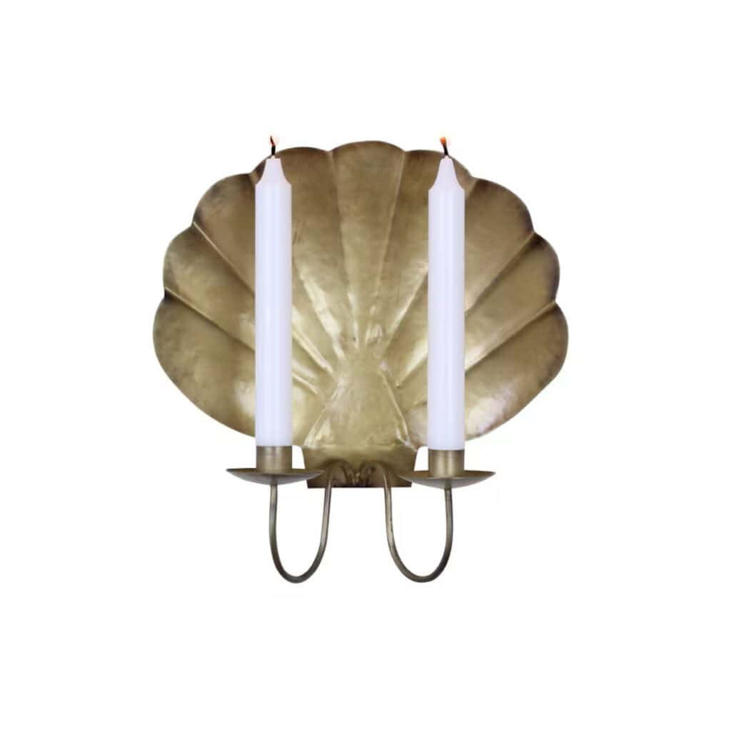 Väggljusstake Snäckan i antik mässing från Strömshaga med två vita kronljus.