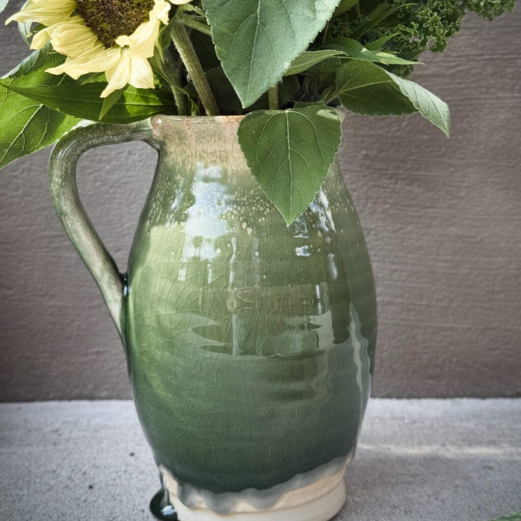 Vas Ivy terrakotta grön melange från Wikholm Form – unik vas med solros och gröna blad.