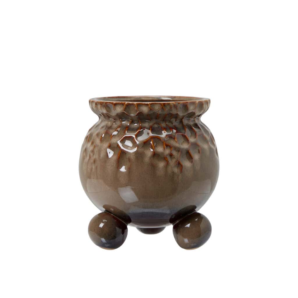 Anya kruka i brunnmelerat porslin med glansig glasyr och runda kulfötter – från Wikholm Form.