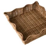 Handflätad rottingbricka COLLECT i natur från Affari of Sweden – närbild på vågformade kanter.