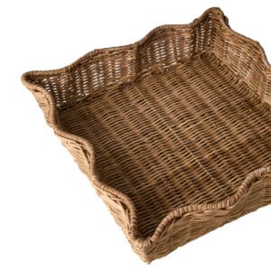 Handflätad rottingbricka COLLECT i natur från Affari of Sweden – närbild på vågformade kanter.