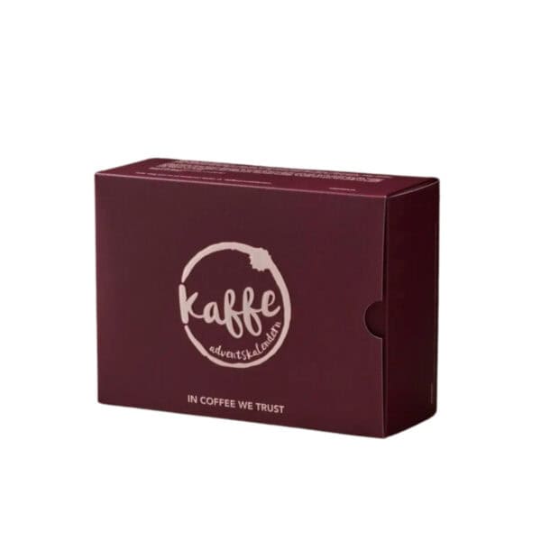 Vinröd kaffeadventskalender från Nabo med präglad logga – 24 kaffesorter i elegant ask, fotograferad mot ljus bakgrund.