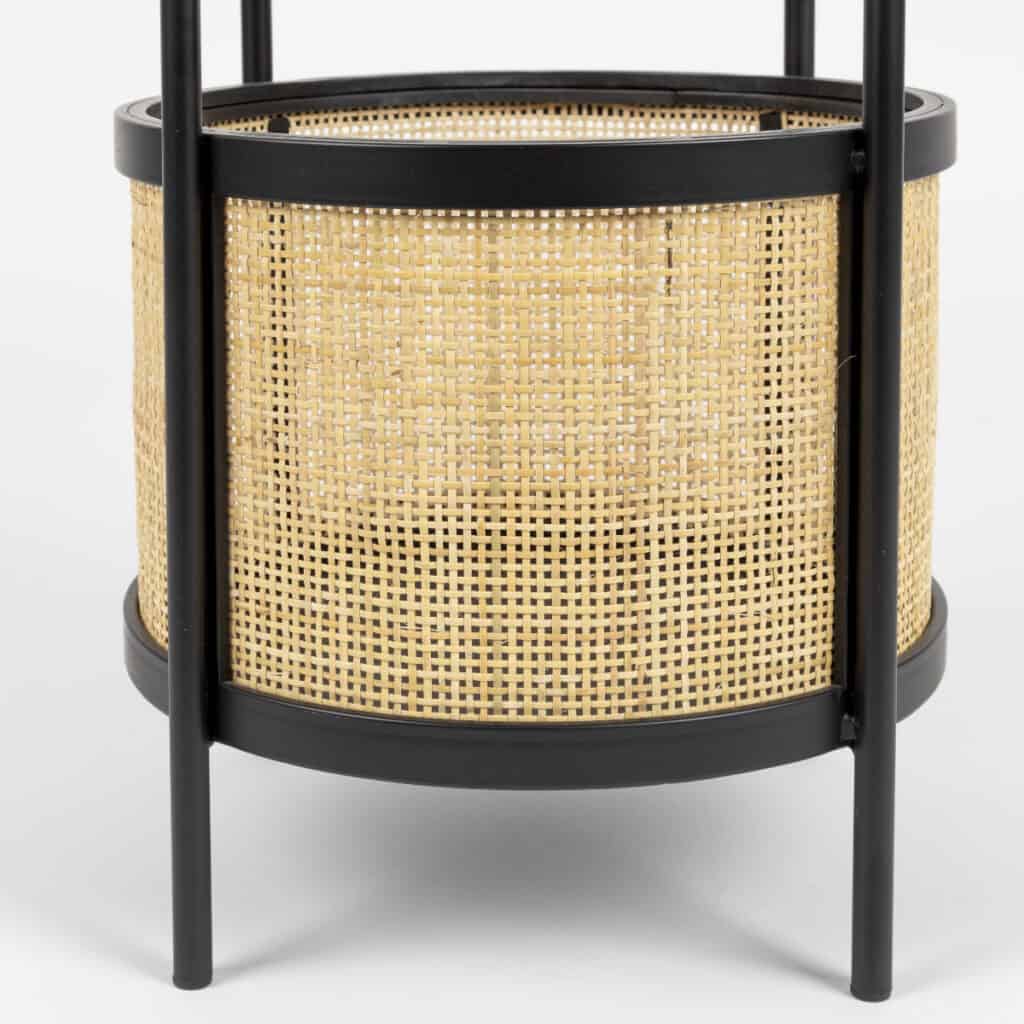 Närbild av Makoto bord från Hemlängtan – flätad rotting med svart metallram i rund form.