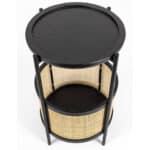 Runt svart sidobord i metall med hylla i flätad rotting – Makoto från Hemlängtan, detaljbild ovanifrån.