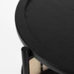 Närbild på rund svart bordsskiva i träfanér med metallram – Makoto bord från Hemlängtan.