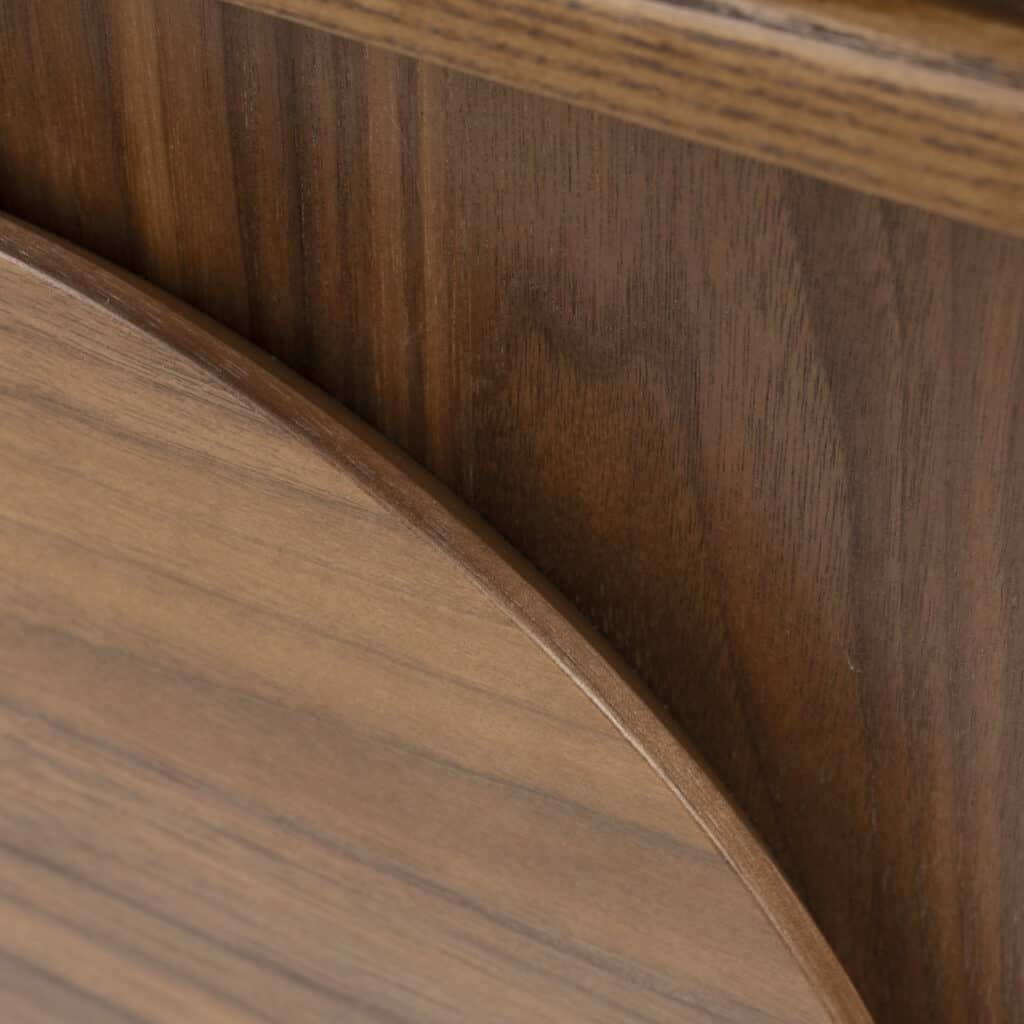 Närbild av sängbordet Groove från Zuiver – valnötsfanér med rundad detalj och naturlig träådring.