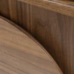 Närbild av sängbordet Groove från Zuiver – valnötsfanér med rundad detalj och naturlig träådring.