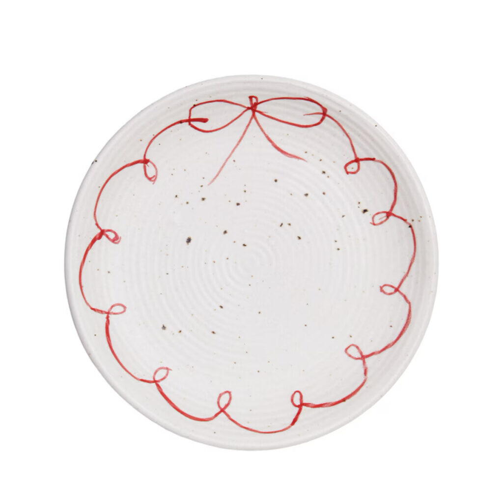 Assiett i vit keramik med handmålad röd rosett runt kanten, modell Viola Rosett Röd.