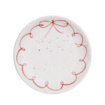 Assiett i vit keramik med handmålad röd rosett runt kanten, modell Viola Rosett Röd.