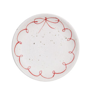 Assiett i vit keramik med handmålad röd rosett runt kanten, modell Viola Rosett Röd.
