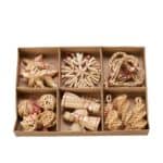 Ask med tolv halmdekorationer till jul – mix av hjärtan, stjärnor, änglar och granar i naturfärgad halm.