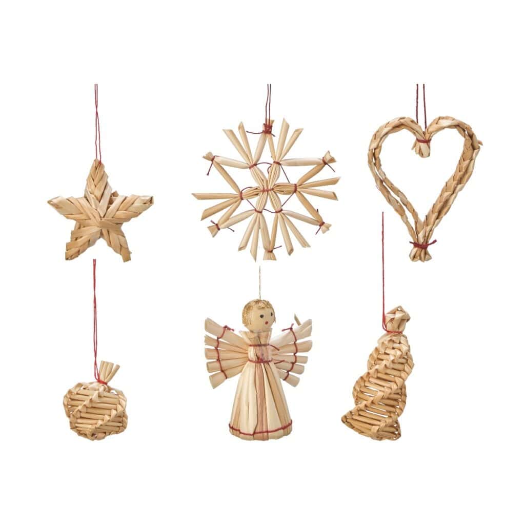 Halmdekorationer till jul – stjärna, snöflinga, hjärta, ängel och gran i naturton med röda band.