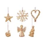 Halmdekorationer till jul – stjärna, snöflinga, hjärta, ängel och gran i naturton med röda band.