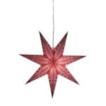 Röd julstjärna i papper med hålmönster, tänd och sprider varmt ljus – UNI från Hemlängtan.