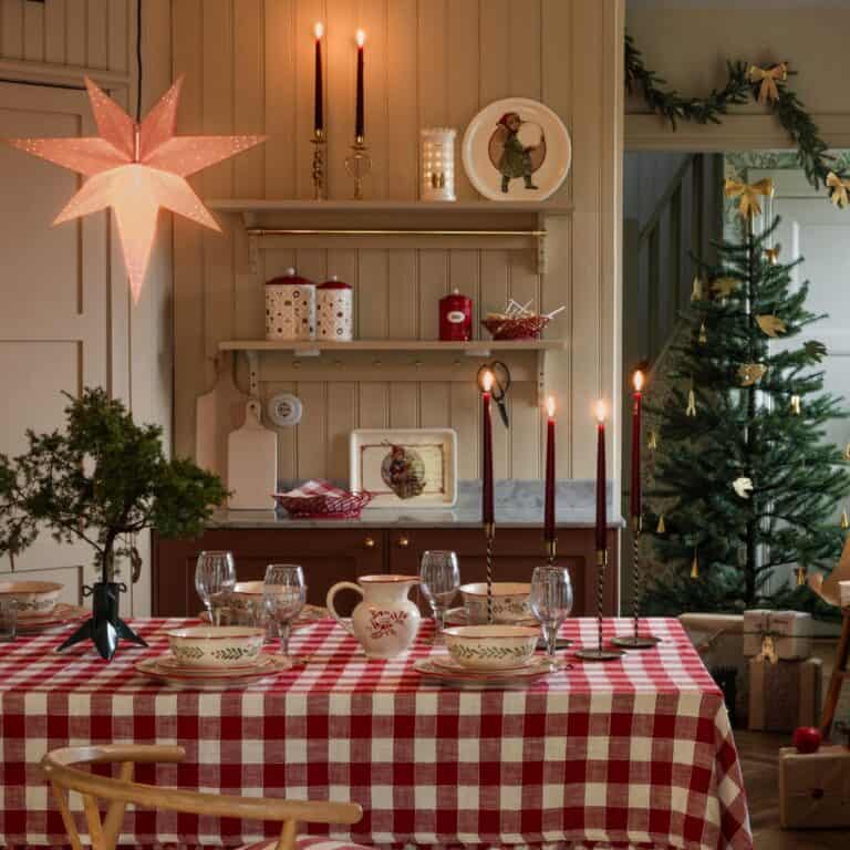 Så skapar du en lantlig juldukning – värme, mässing och rödvitrutigt