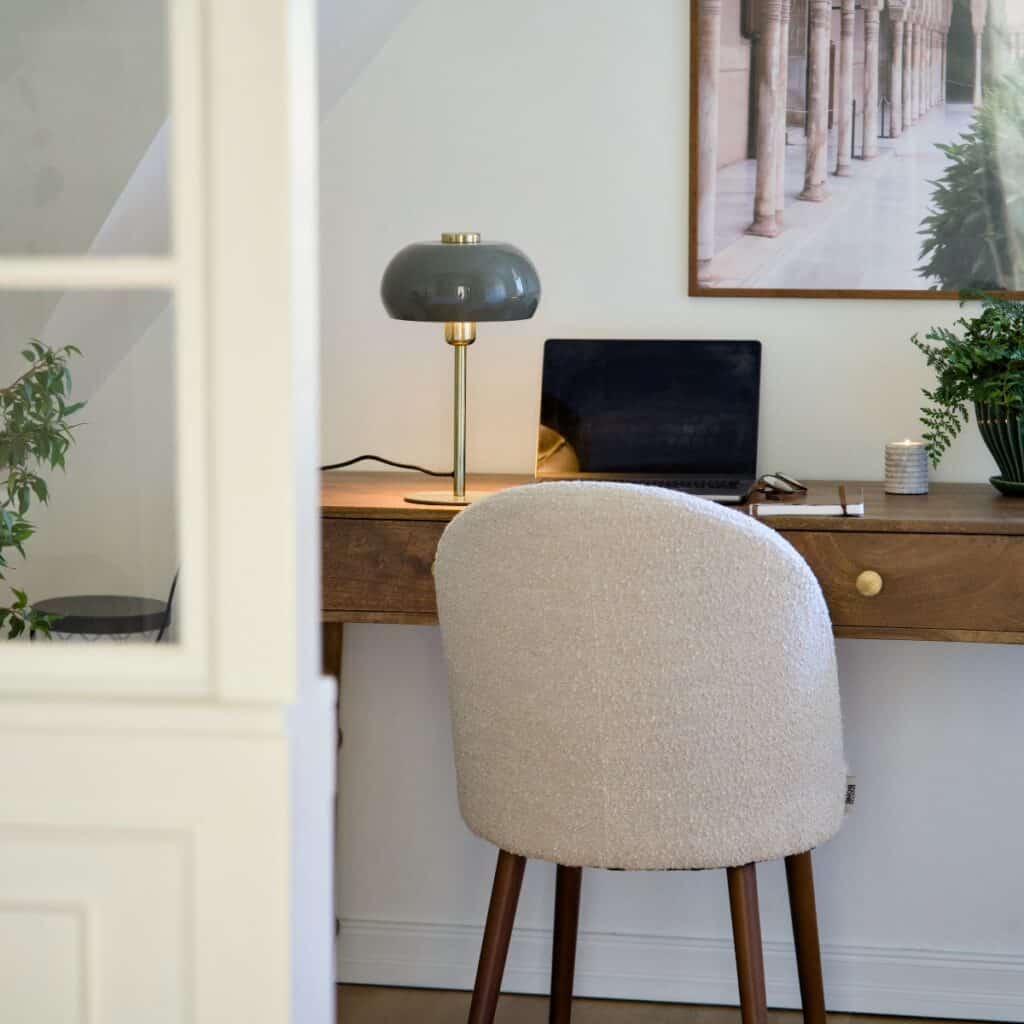 Milano bordslampa grön i hemmakontor – elegant belysning med retrostil