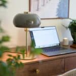 Milano bordslampa grön på skrivbord – elegant arbetslampa i metall med mässingsfot