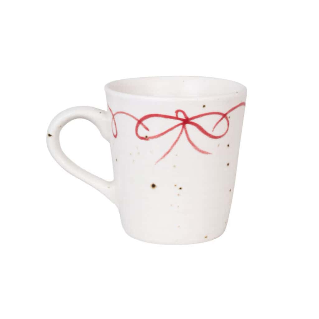 Mugg VIOLA rosett i vit stengodslera med röd handmålad rosettbård.