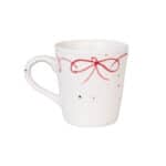 Mugg VIOLA rosett i vit stengodslera med röd handmålad rosettbård.