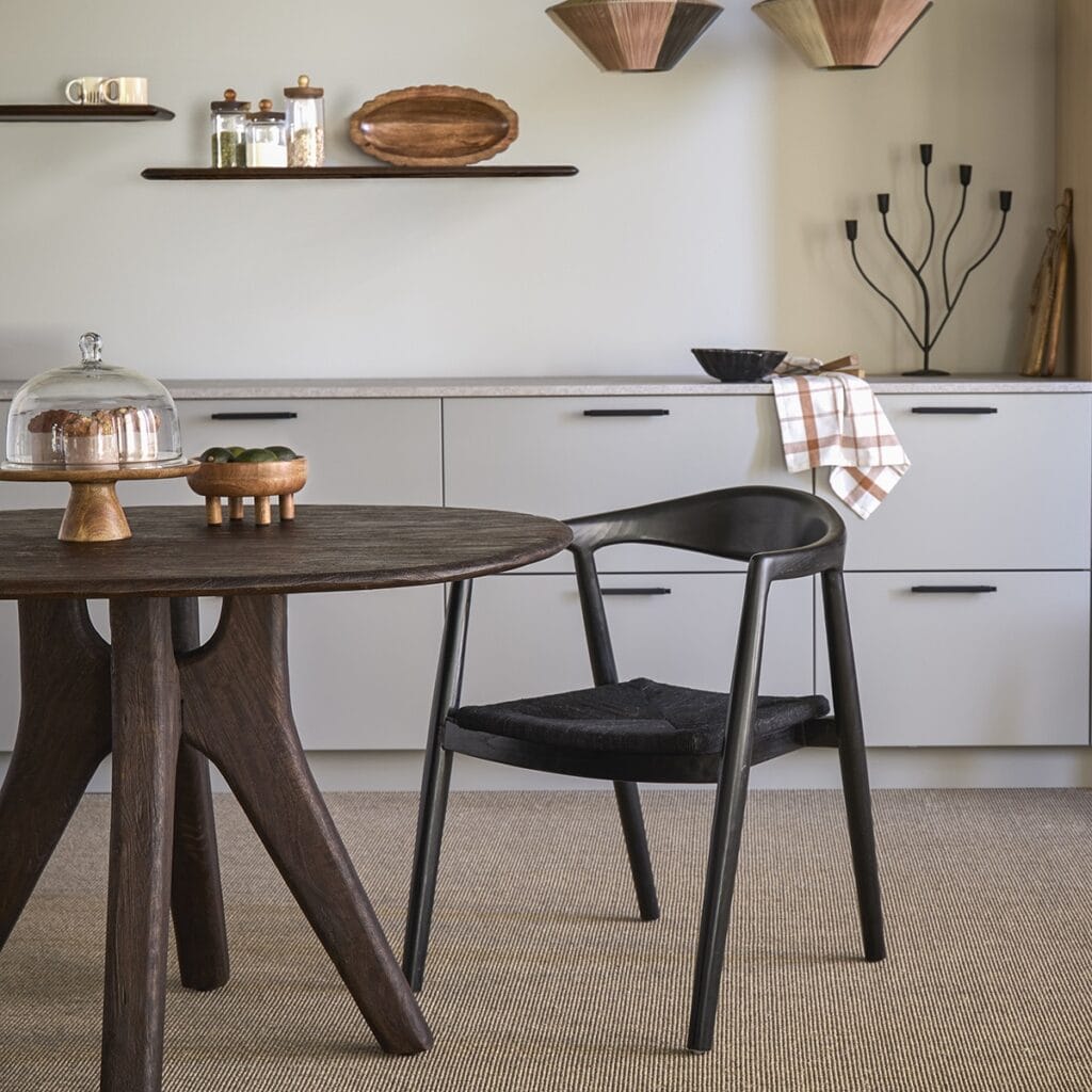 NICO kakfat i mangoträ med glaskupa BELLA i köksmiljö med naturliga toner.